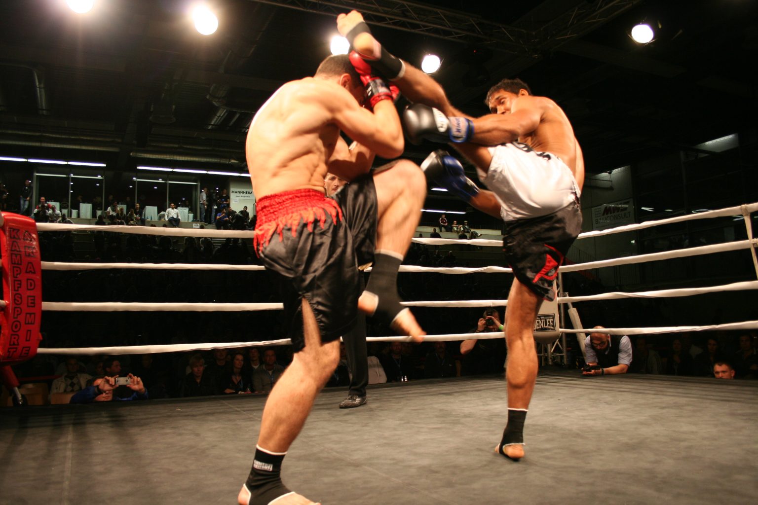 High Kick über die Deckung des Gegners
