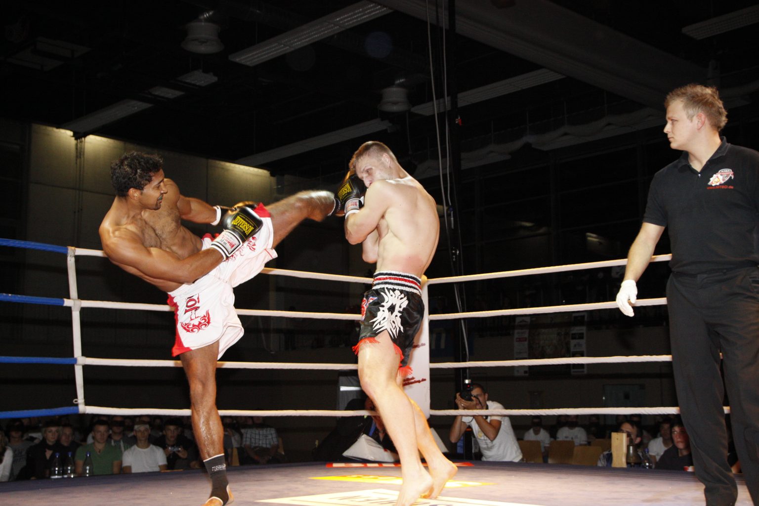 Geblockter High Kick an den Ringseilen