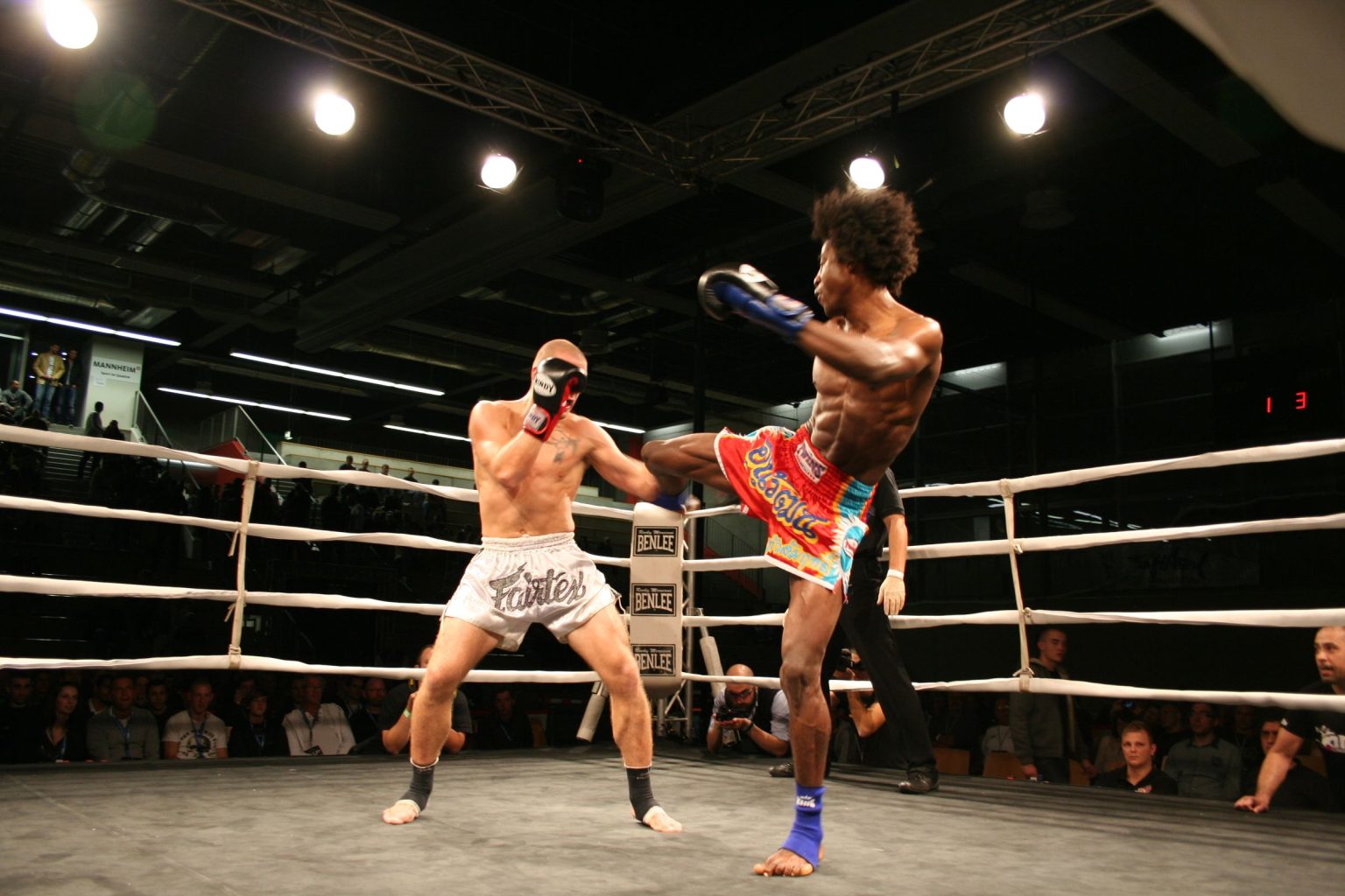 Kämpfer setzt einen High Kick in der GBG Halle Mannheim