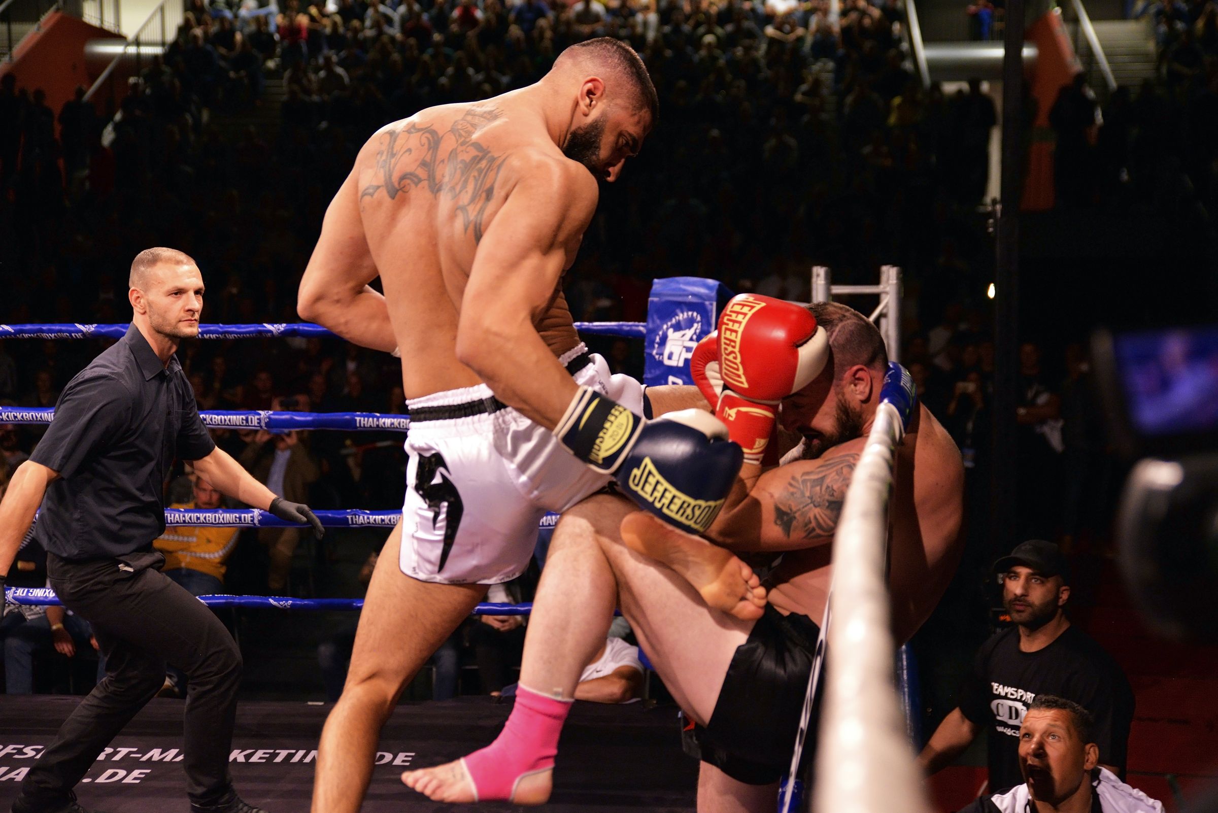Kniestoß aus dem Clinch während eines Muay-Thai-Kampfes