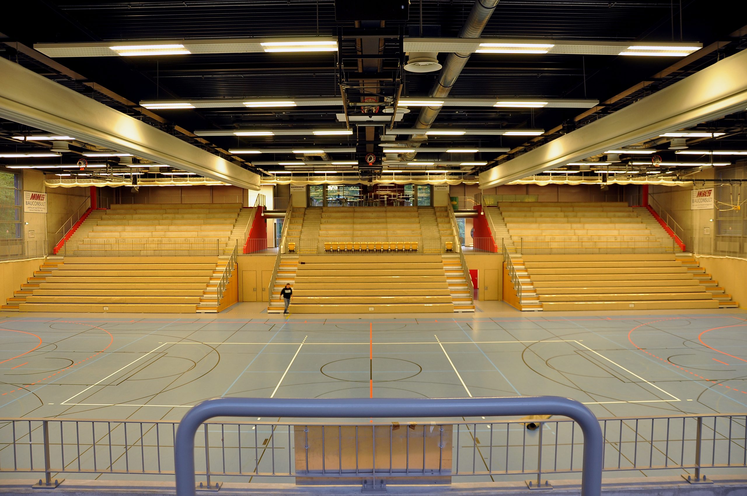 Ausgefahrene Tribünenplätze der GBG Halle Mannheim