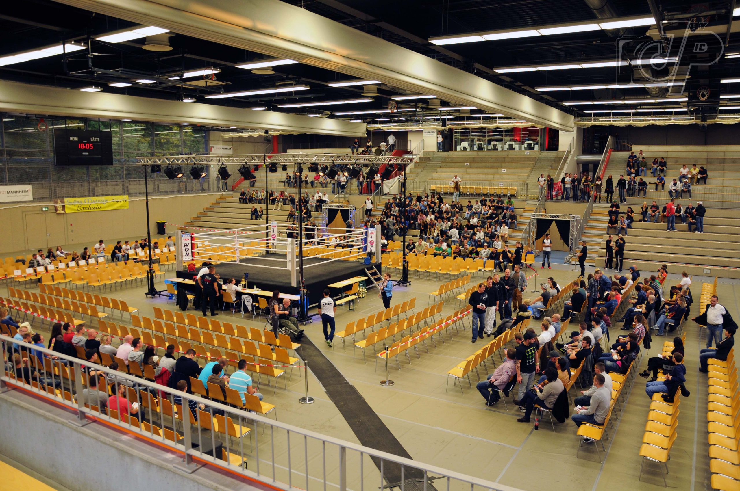 Blick auf den Ring mit Ringside- und VIP-Plätzen in der GBG Halle